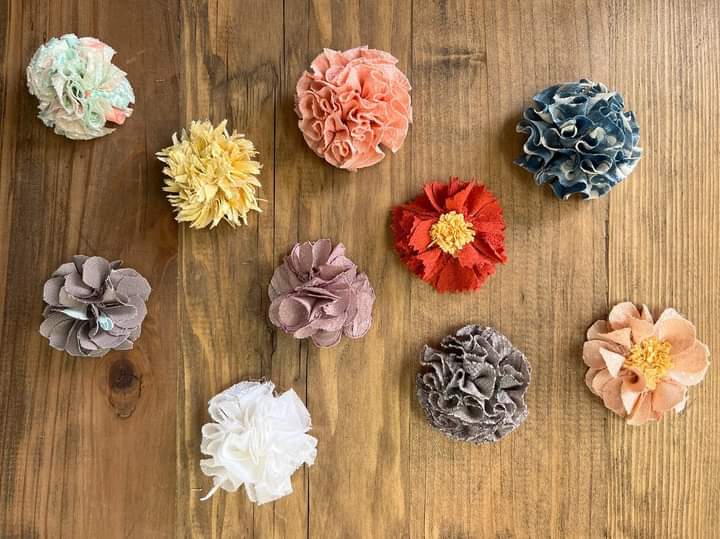 今月10日まで募集していた
布花用キモノヤーンのプレゼント企画！

そろそろ皆さんに届いた頃だと思います🌸🌸🌸

来週2️⃣4️⃣日（月）1️⃣3️⃣時から
布花づくりのインスタライブ
しようと思います💕
#布花
#fabricflower 
#silkflowers 
#なみ縫い 
#ハンドメイド
#手芸好きな人と繋がりたい 
#手芸素材