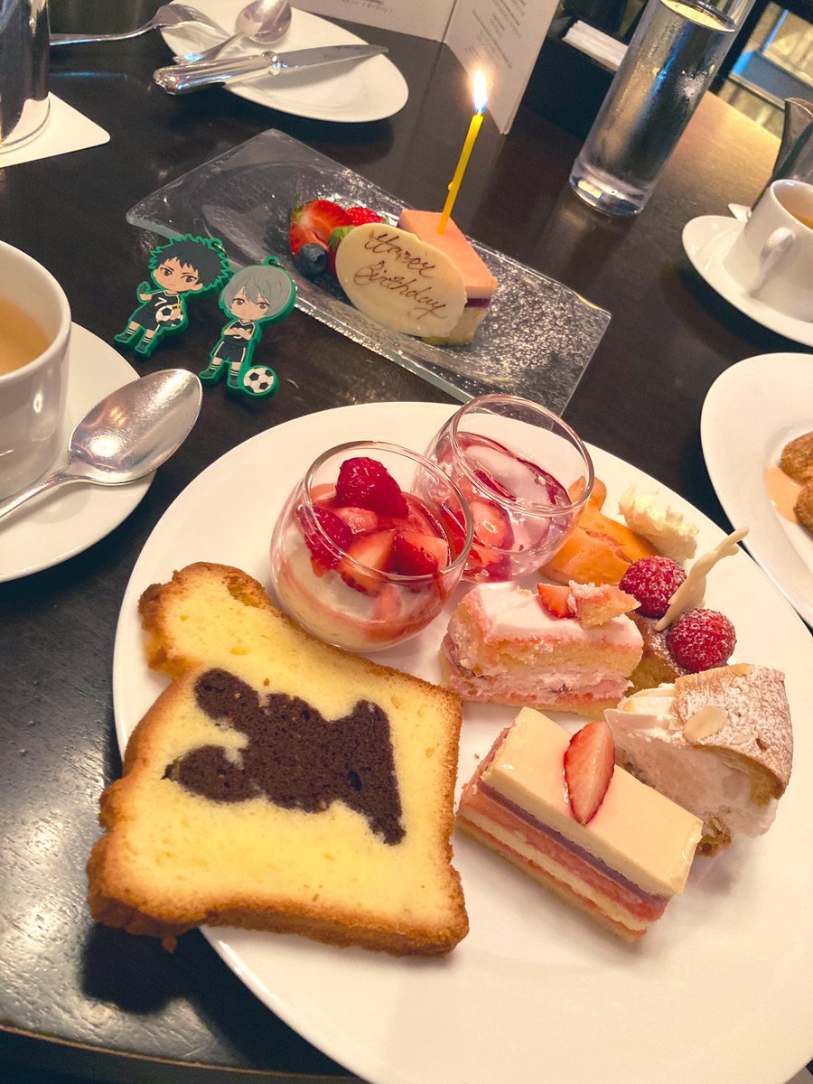 73suiren73's tweet photo. 臼井先輩お誕生日おめでとうございます！
今年は桜&amp;苺ケーキビュッフェでお祝い🌸⚽️🍓 https://t.co/fini9xhs4M
