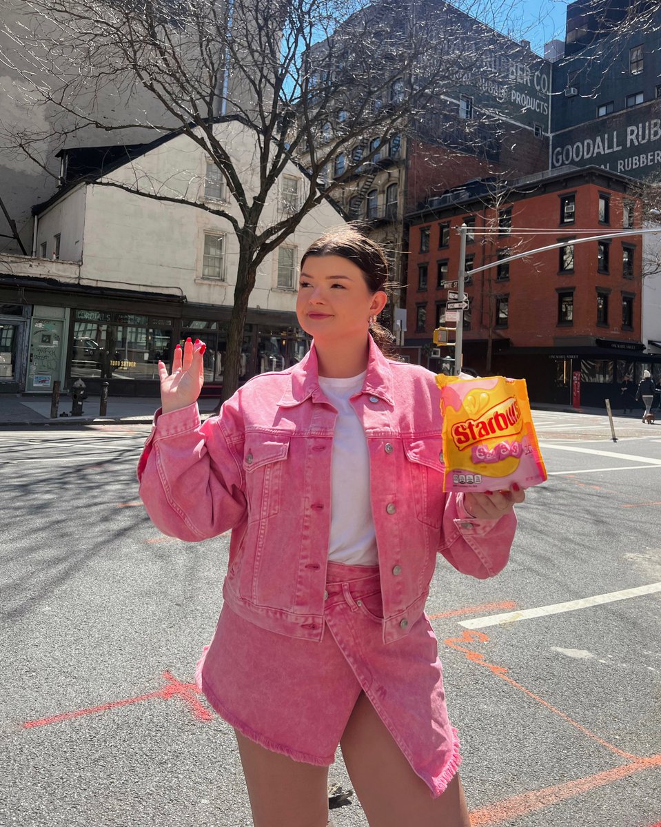 shespeaksup's tweet photo. #AD Need a little pink me up? Put on your fav pink outfit &amp; grab yourself to a pack of STARBURST® ALL PINK at @walmart  here (https://t.co/TMOEcYatCN) Everyone knows pink is the best @starburst flavor, so this pack is the perfect treat. #grabapinkmeup #pinkmeup  📷: kleamxo (IG) https://t.co/XdlKKfk5Q5