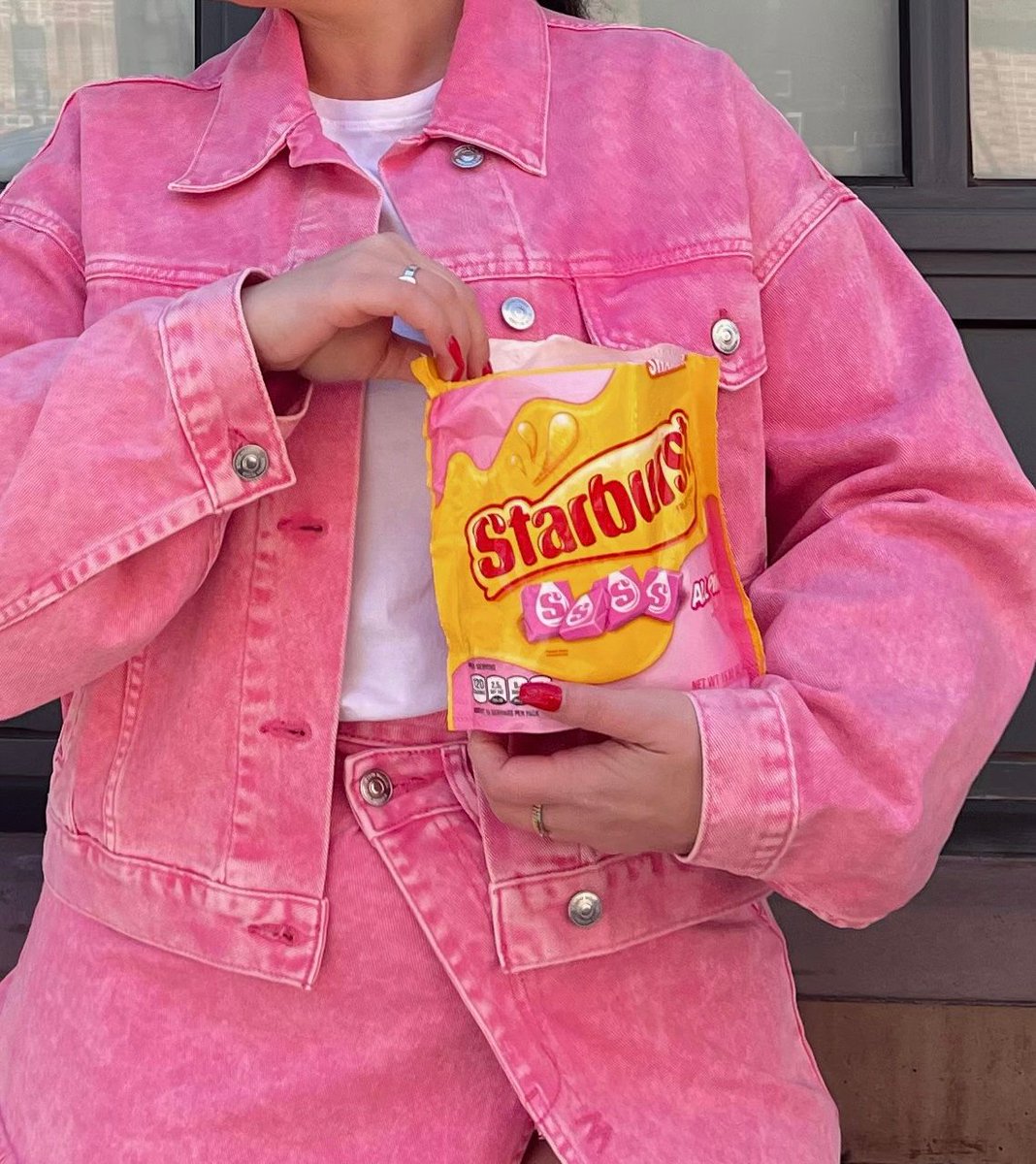 shespeaksup's tweet photo. #AD Need a little pink me up? Put on your fav pink outfit &amp; grab yourself to a pack of STARBURST® ALL PINK at @walmart  here (https://t.co/TMOEcYatCN) Everyone knows pink is the best @starburst flavor, so this pack is the perfect treat. #grabapinkmeup #pinkmeup  📷: kleamxo (IG) https://t.co/XdlKKfk5Q5