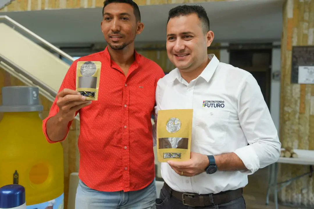 GobArauca's tweet photo. #Ahora 👉 Con la Segunda Rueda de Negocios, se estrena la Ordenanza n° 127 de 2023, "por medio de la cual se adopta la mesa técnica departamental de compras públicas locales y se dictan otras disposiciones". https://t.co/1fmJuITYF8