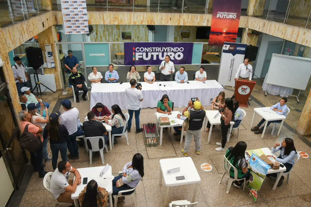 GobArauca's tweet photo. #Ahora 👉 Con la Segunda Rueda de Negocios, se estrena la Ordenanza n° 127 de 2023, "por medio de la cual se adopta la mesa técnica departamental de compras públicas locales y se dictan otras disposiciones". https://t.co/1fmJuITYF8