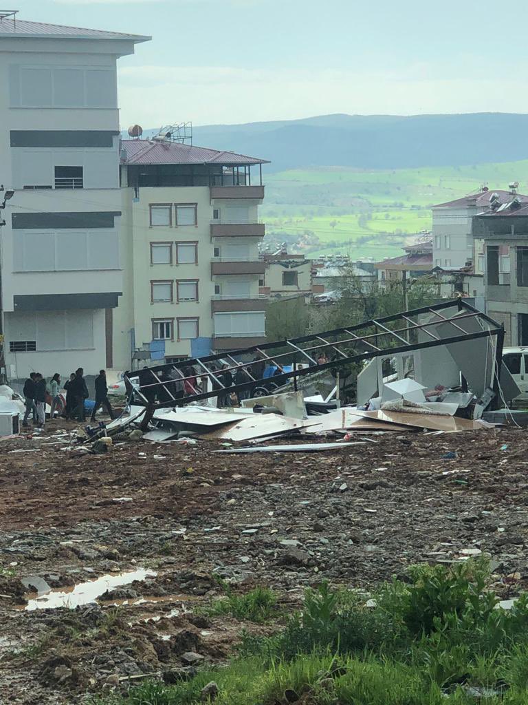 hasaninooglu's tweet photo. Ölü ve yaralılar var. Lütfen çok acil koordinasyon merkezi kurulmalı, yaralılar ambulans uçaklarla sevkedilmeli ve şuan yersiz kalan vatandaşlara acil barınma takviyesi yapılmalı. Lütfen sesimizi duyun @OguzhanUgur @haluklevent @ahbap #pazarcık https://t.co/7JzMhXapJN