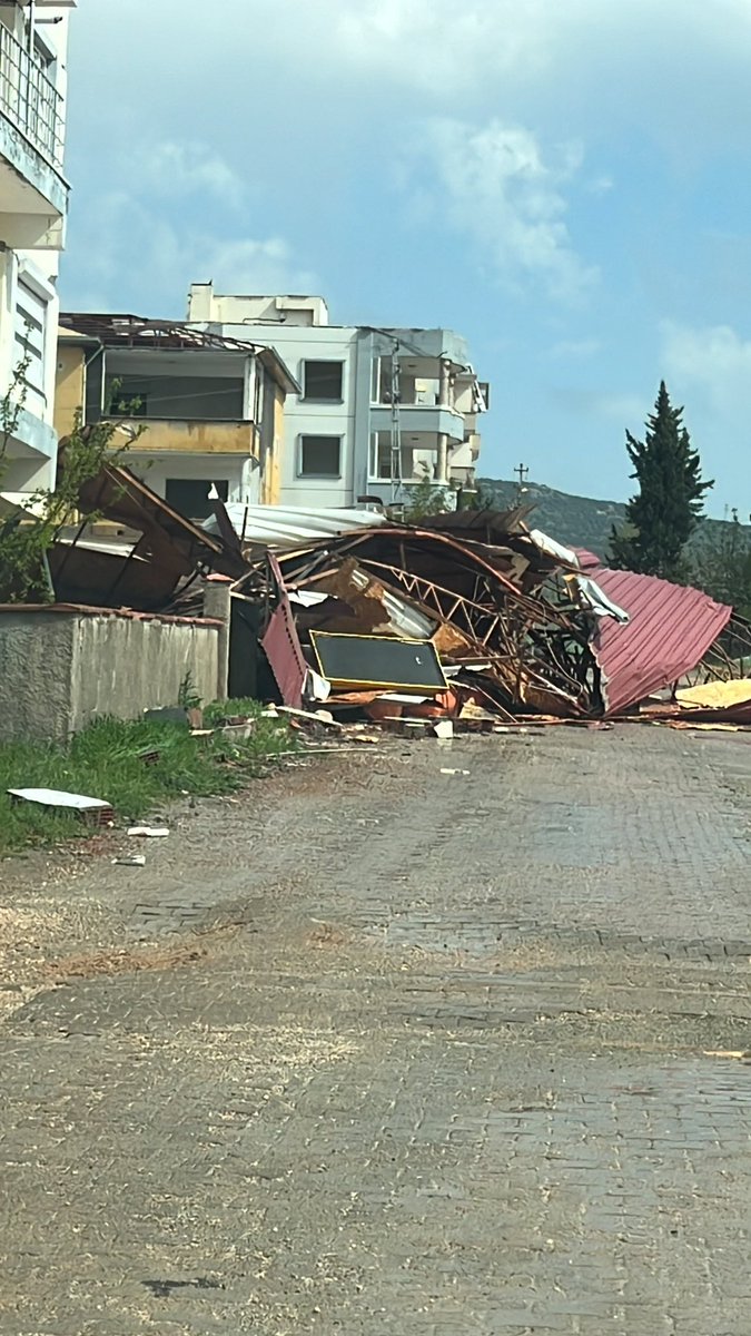 hasaninooglu's tweet photo. Ölü ve yaralılar var. Lütfen çok acil koordinasyon merkezi kurulmalı, yaralılar ambulans uçaklarla sevkedilmeli ve şuan yersiz kalan vatandaşlara acil barınma takviyesi yapılmalı. Lütfen sesimizi duyun @OguzhanUgur @haluklevent @ahbap #pazarcık https://t.co/7JzMhXapJN