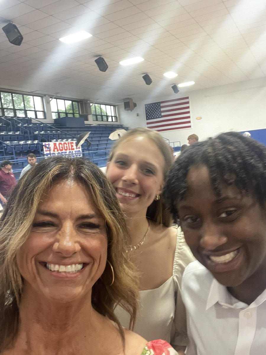 dmanley2313's tweet photo. Just goofing around with two of my favorites! #postplayers @MSC_WBB https://t.co/d4vNicdwGB