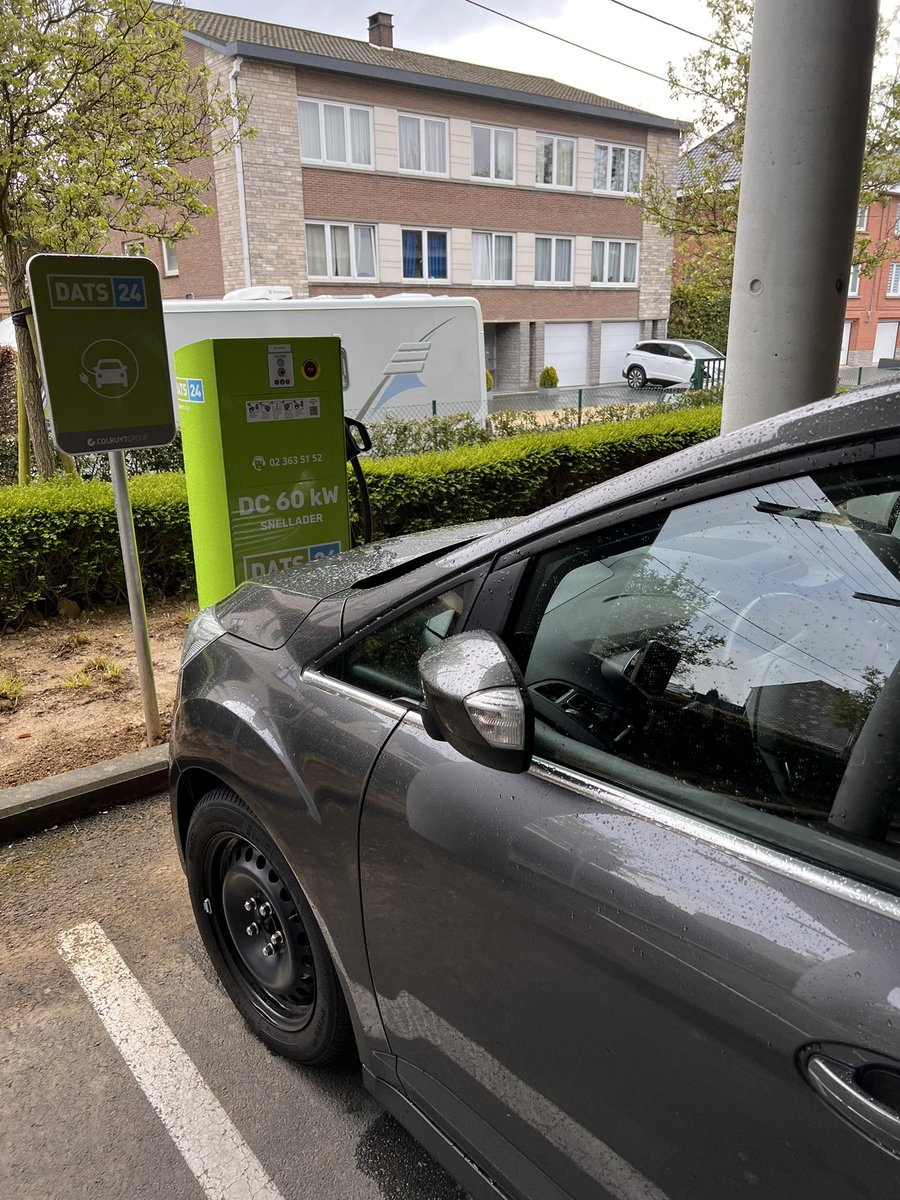 Veusy's tweet photo. Super handig die snellader aan @colruyt Overijse. Jammer dat een niet EV-wagen de plaats bezet houdt. 
#ev 
#colruyt https://t.co/TfvY4NNkNg