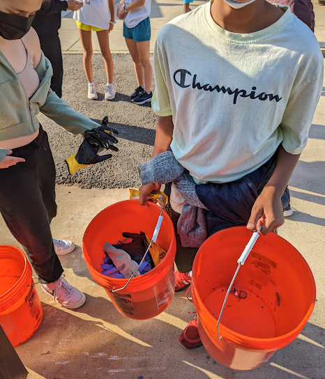 LeonbergerTJMS's tweet photo. Dozens of Yellowjackets participated in the #GreatGlobalCleanUp today to celebrate Earth Day! They gathered trash from around TJ park and deposed of it properly. #APSGreen #TJMSRocks @EarthDay https://t.co/Mqy5qnKlbf