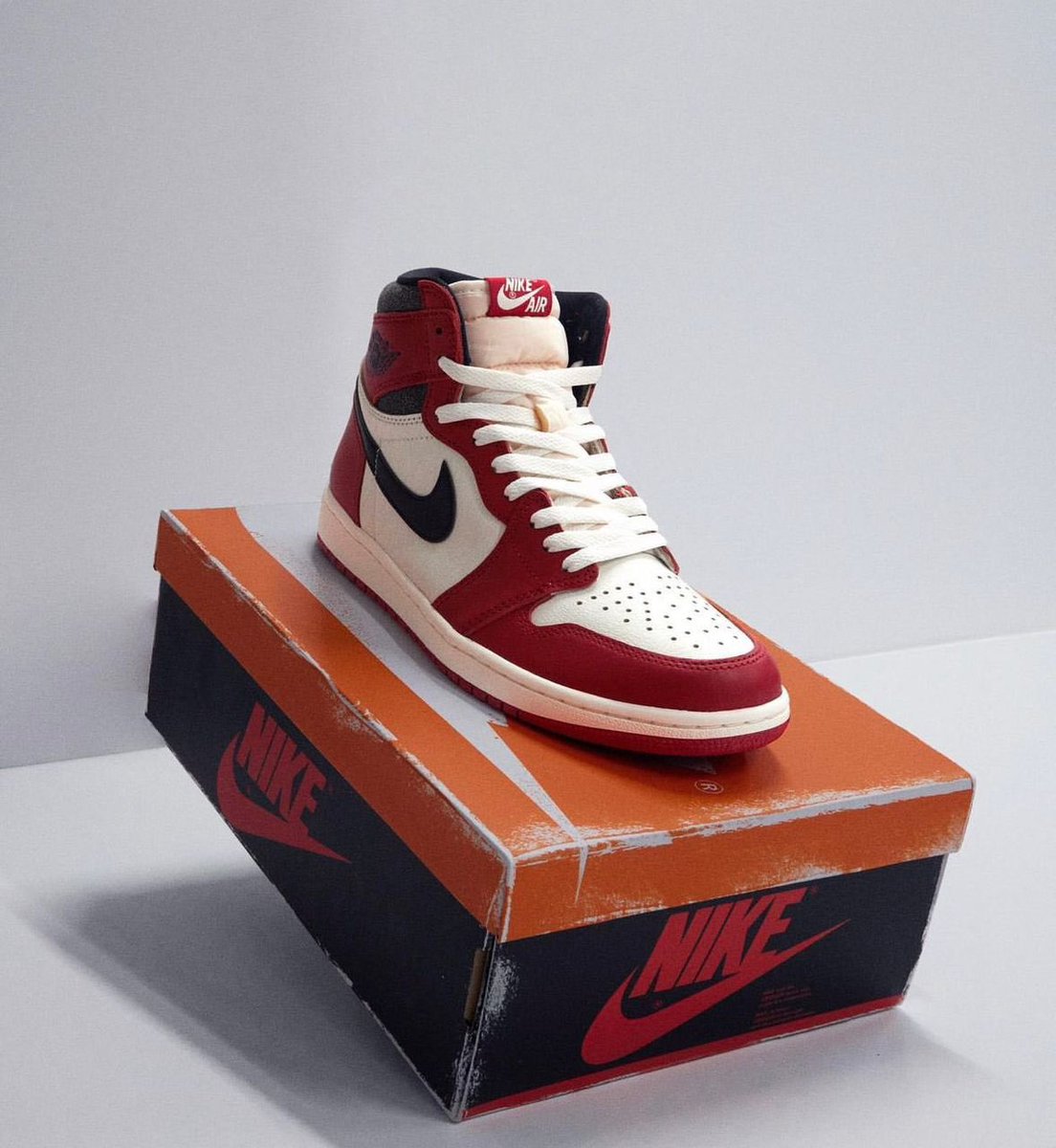 SneakerAlertHD's tweet photo. The Air Jordan 1 Retro High OG "Chicago" expected to restock today at 11:40am ET via SNKRS https://t.co/iHEeRJOMGP