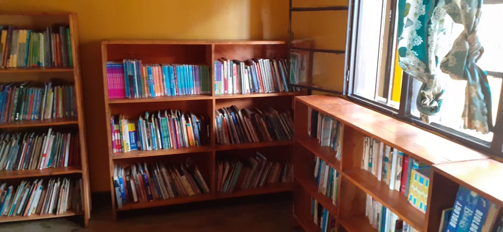 ambafrancerwa's tweet photo. 📚FSPI #Francophonie : distribution de magazines Karame traduits en français dans les districts de Rwamagana et de Kayonza, en partenariat avec @RCBORwanda https://t.co/cA5tdWO9gJ