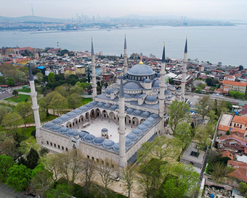 MehmetNuriErsoy's tweet photo. Cumhurbaşkanımız Sayın @RTErdogan'ın teşrifleriyle yarın cuma namazı ile birlikte yeniden ibadete açılacak olan Sultanahmet Camii'nde son incelemelerimizi yaptık. https://t.co/CU4pIKPCwJ