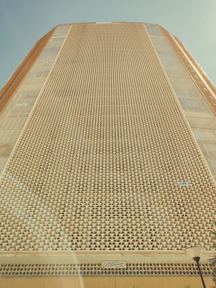 AndreaCS92's tweet photo. Arquitectos en los 60: vamos a hacer un entramado de tangas https://t.co/tWlfPtiMBy