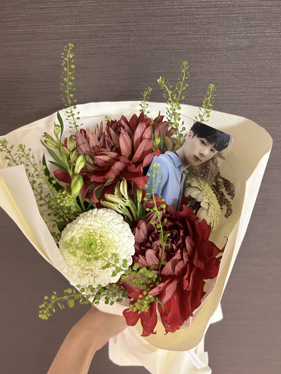 ASTRO___71135's tweet photo. 泣きながらムンビンの写真見せて
この子に似合う赤を使った花束作って下さいって言ったよ https://t.co/1bfB5CJXu4