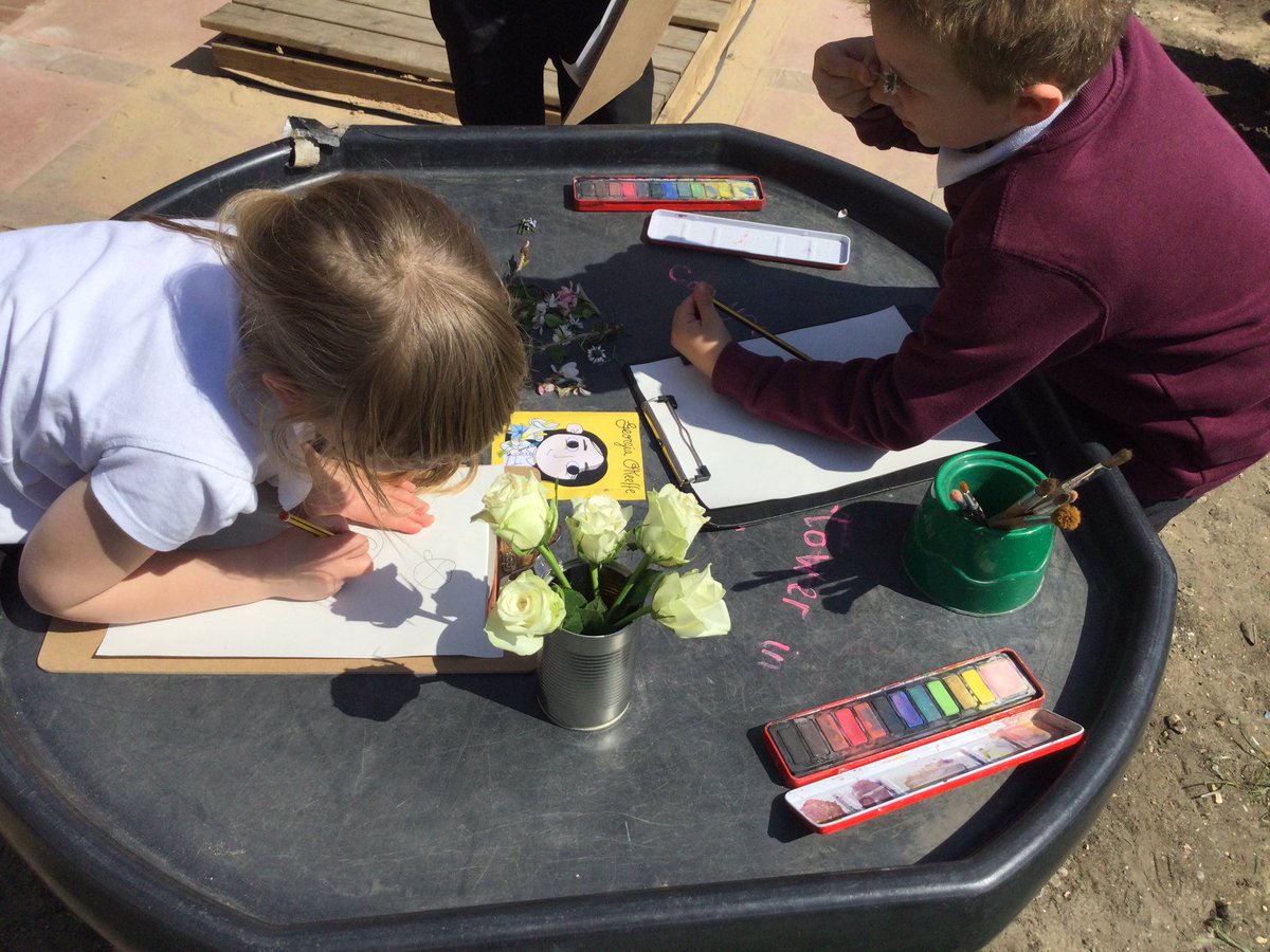 ThamesideSch's tweet image. Introducing our new art topic and focus artist in YSC today. #YSCtps #Arttps #Georgiaokeefe #lookingatflowerscloseup