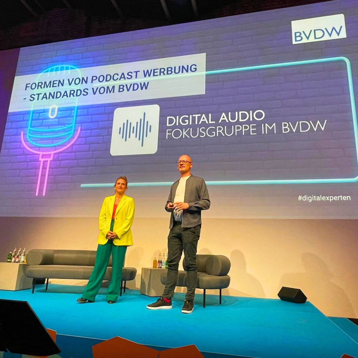 BVDW's tweet image. Unsere Fokusgruppe #DigitalAudio hat Ende letzten Jahres das #Podcast Lab gegründet. Die Lableitenden Luisa Abraham und Dr. Lars Peters nutzen heute den #ALLEARS Podcast Summit von @SpotifyDE, um die im #BVDW formulierten Standards von Podcast-Werbeformaten vorzustellen. 🙌🎧
