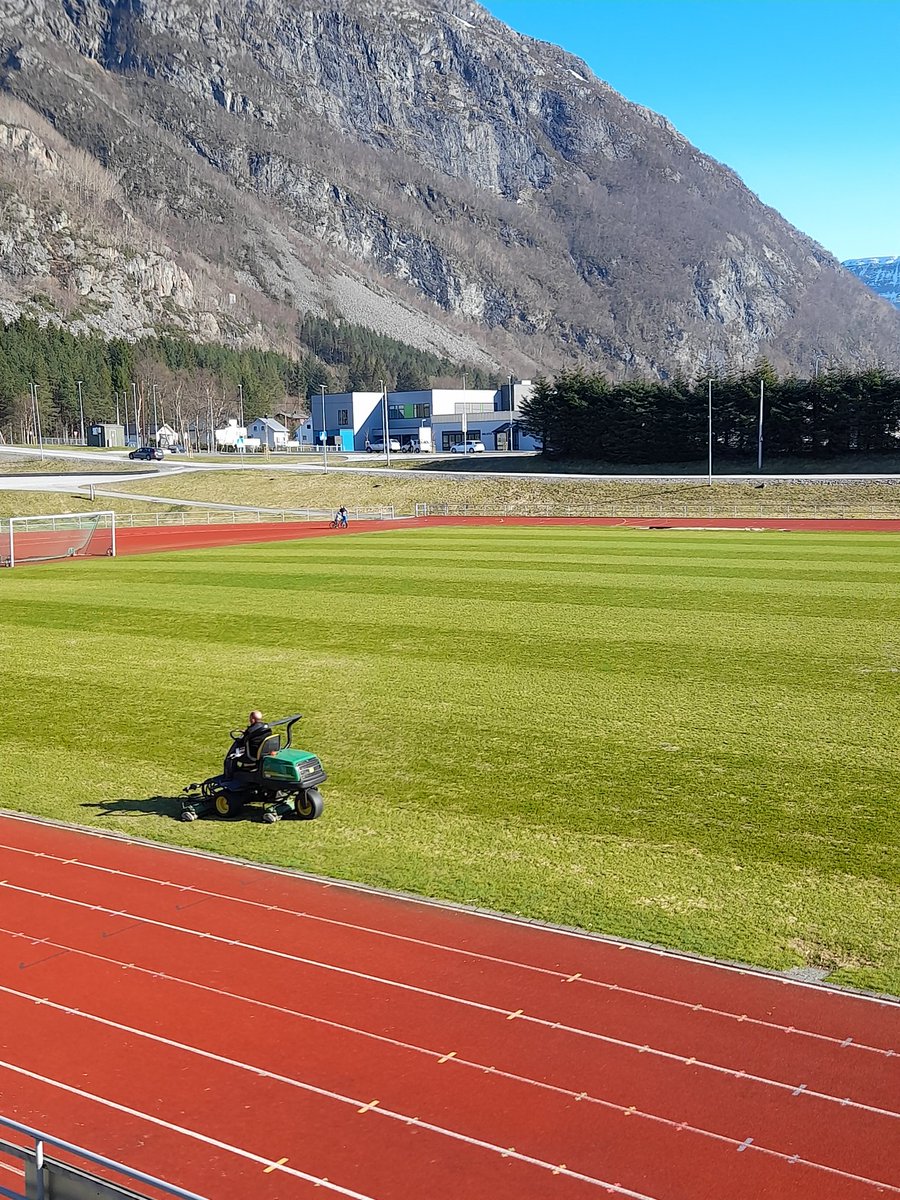 Klargjøring av Midsund stadion før fredagens kamp mot Sunndal IL.