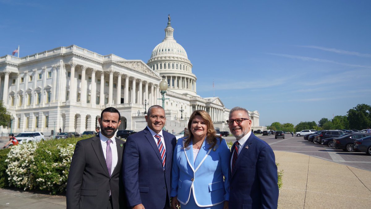Jenniffer's tweet image. La lucha por la Estadidad para #PuertoRico es la defensa de la voluntad expresa del pueblo. Agradezco que para la radicación de la Ley del Estatus de Puerto Rico hoy en el Congreso nos acompañaron el gobernador @GovPierluisi, alcaldes @gabrielhr51, @LuigiTorresPR, @MSanchezNeris,…