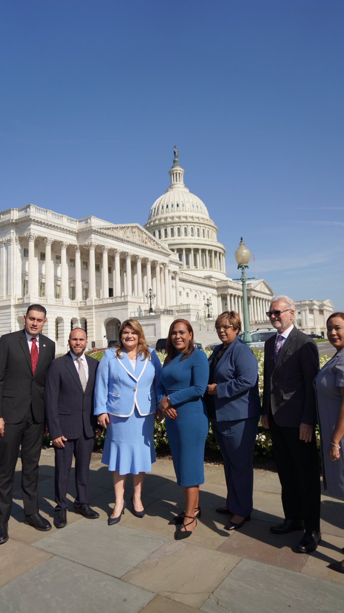 Jenniffer's tweet image. La lucha por la Estadidad para #PuertoRico es la defensa de la voluntad expresa del pueblo. Agradezco que para la radicación de la Ley del Estatus de Puerto Rico hoy en el Congreso nos acompañaron el gobernador @GovPierluisi, alcaldes @gabrielhr51, @LuigiTorresPR, @MSanchezNeris,…
