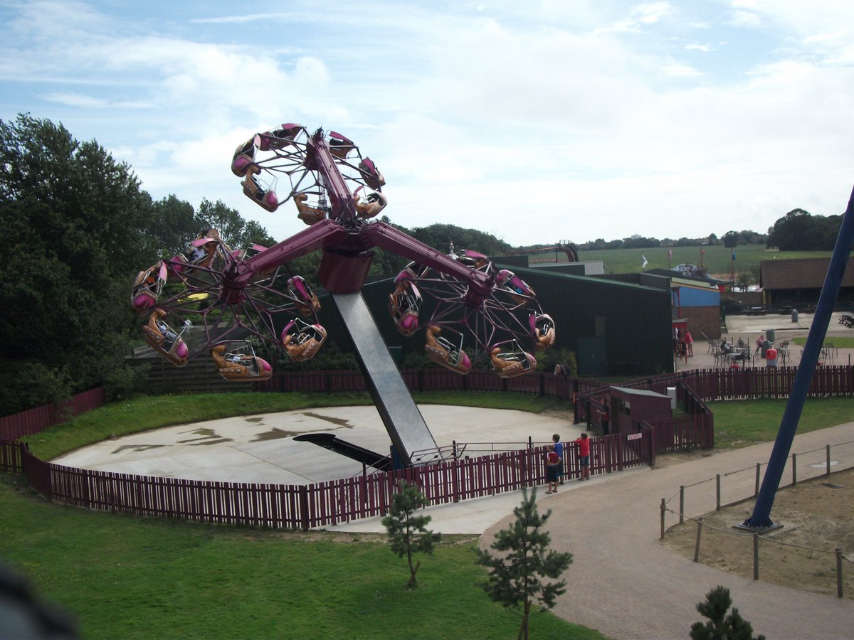 PWHPlace's tweet photo. #PWH40 Remember this? 

The Huss Tri-Star opened as "Thunderstruck" back in 2005 &amp; was situated next to the Cannonball Express. 

The ride was revamped to become "Tide Traveller" in 2012 and moved near Wipeout. 

The ride sent guests into a spin until 2017, when it was removed. https://t.co/bcMsDj5tn5