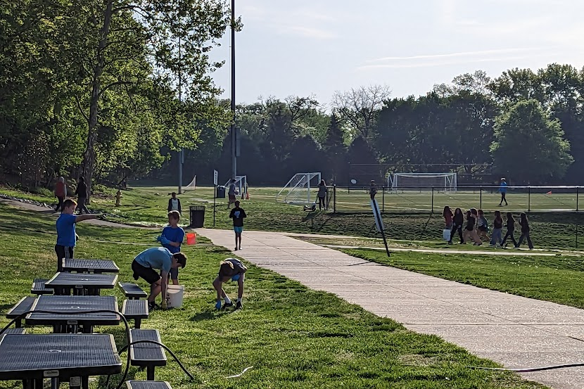 LeonbergerTJMS's tweet photo. Dozens of Yellowjackets participated in the #GreatGlobalCleanUp today to celebrate Earth Day! They gathered trash from around TJ park and deposed of it properly. #APSGreen #TJMSRocks @EarthDay https://t.co/Mqy5qnKlbf