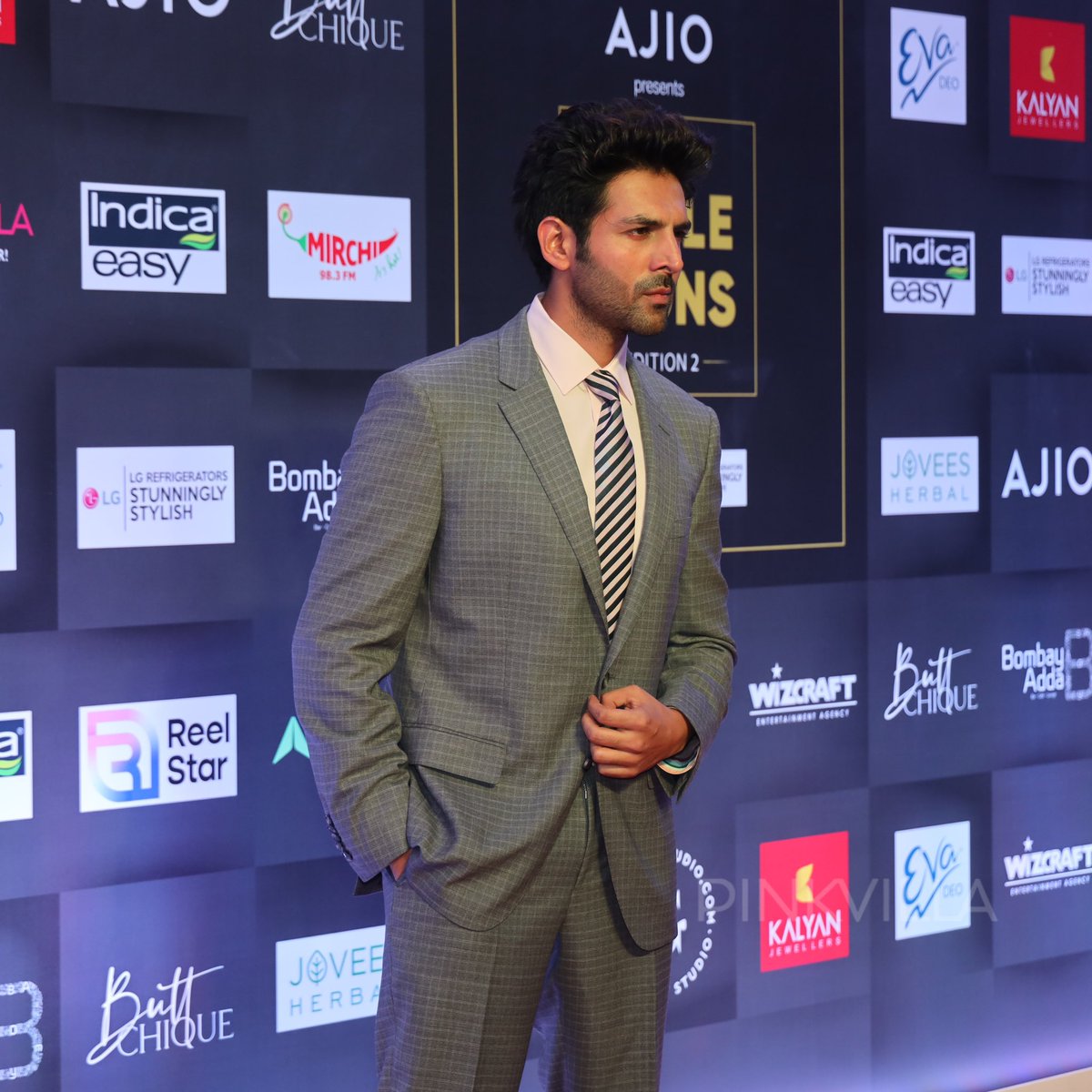 PinkvillaSouth's tweet photo. Every girl’s crush 😍 Kartik Aaryan at the Pinkvilla Style Icons 2!
@AJIOLife @LGIndia @reelstario
#Pinkvilla #PinkvillaStyleIcons2 #PinkvillaStyleIcons #PSI2 https://t.co/htGcvueGzE