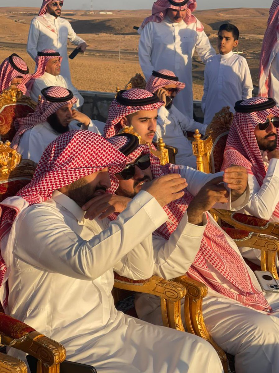 SaudiNewsFR's tweet photo. Les comités de légitimité (à leur tête, l'astronome Abdullah Al-Khudairi) se préparent depuis les centres d'observation du Royaume d'#Arabie_Saoudite à la vision du croissant lunaire 🌙.

C'est leurs attestations qui seront envoyées à la Haute Cour de Justice avec leurs pièces d'identités et signatures.