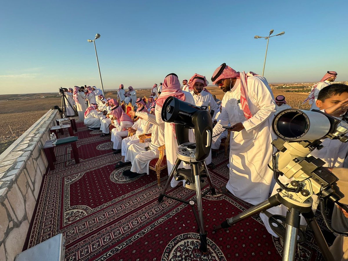 SaudiNewsFR's tweet photo. Les comités de légitimité (à leur tête, l'astronome Abdullah Al-Khudairi) se préparent depuis les centres d'observation du Royaume d'#Arabie_Saoudite à la vision du croissant lunaire 🌙.

C'est leurs attestations qui seront envoyées à la Haute Cour de Justice avec leurs pièces d'identités et signatures.