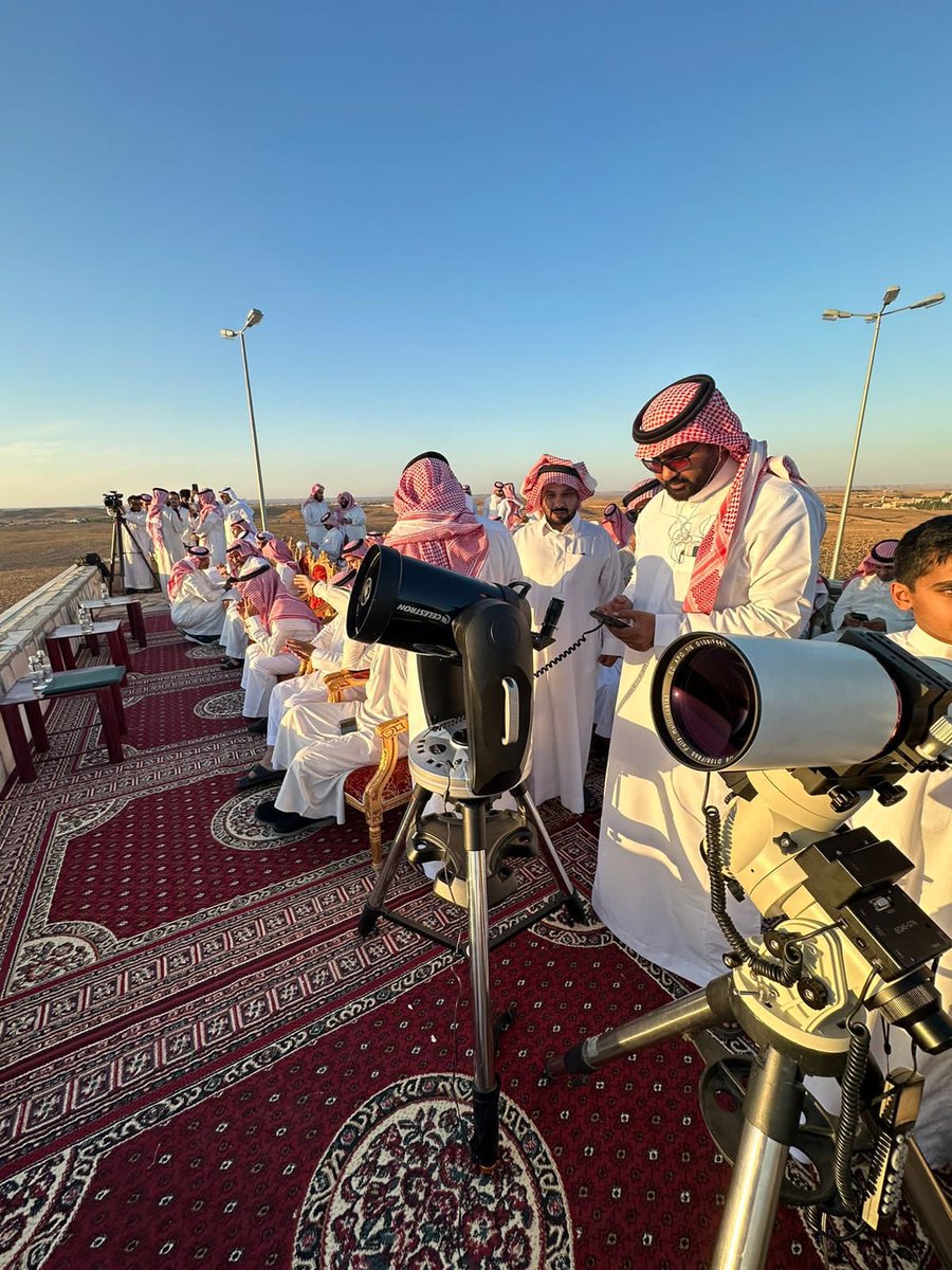 SaudiNewsFR's tweet photo. Les comités de légitimité (à leur tête, l'astronome Abdullah Al-Khudairi) se préparent depuis les centres d'observation du Royaume d'#Arabie_Saoudite à la vision du croissant lunaire 🌙.

C'est leurs attestations qui seront envoyées à la Haute Cour de Justice avec leurs pièces d'identités et signatures.