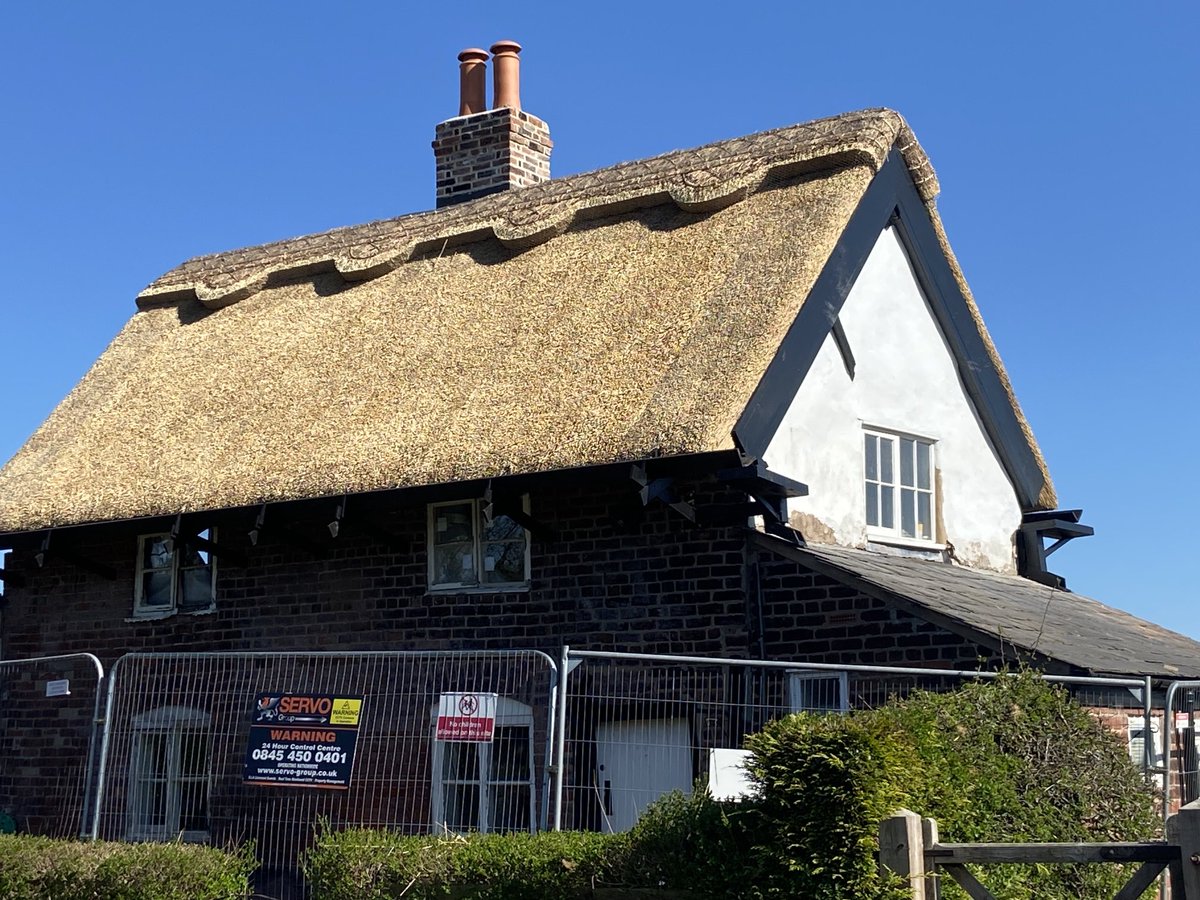 masterthatcher2's tweet photo. The roof near #Pickmere is complete with its #HeathRobinson gutter arrangements. #Thatching in #Cheshire. https://t.co/QKCq8fJBGd