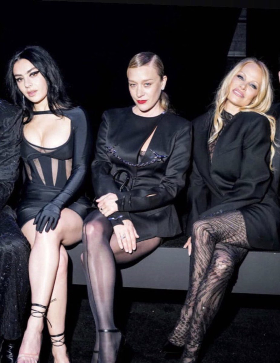 hourlyXCX's tweet photo. Charli XCX, Chloe Sevigny and Pamela Anderson at the Mugler x H&amp;M show https://t.co/NLbmSkrlYb