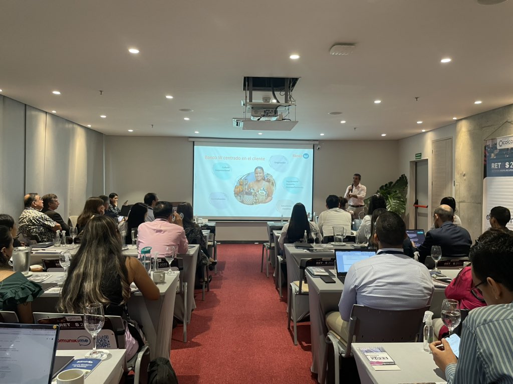 Colcob_Colombia's tweet photo. #Ahora 📣 Alejandro Guerrero Presidente del @BancoWOficial #AsociadoColcob comparte sobre la importancia de centrar los modelos en el cliente; desde la originación, el seguimiento y acompañamiento, brindando soluciones amables hasta lograr la normalización. #ForoColcob https://t.co/wvRmlHw3iF