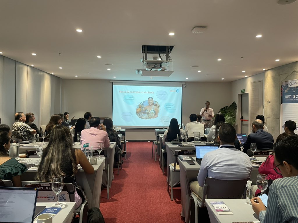 Colcob_Colombia's tweet photo. #Ahora 📣 Alejandro Guerrero Presidente del @BancoWOficial #AsociadoColcob comparte sobre la importancia de centrar los modelos en el cliente; desde la originación, el seguimiento y acompañamiento, brindando soluciones amables hasta lograr la normalización. #ForoColcob https://t.co/wvRmlHw3iF