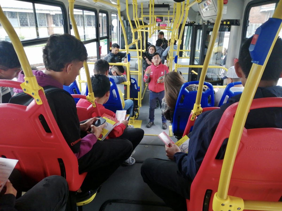 TransMilenio's tweet photo. Mejorar la convivencia en @TransMilenio pasa por trabajar con las comunidades, colegios, universidades y entornos.

Hoy tenemos equipos al interior del Colegio Nicolás Esguerra y en simultánea en el entorno educativo 

Gracias a @PoliciaBogota por el acompañamiento 

#CuidoMiVida https://t.co/Foeq12wFqn