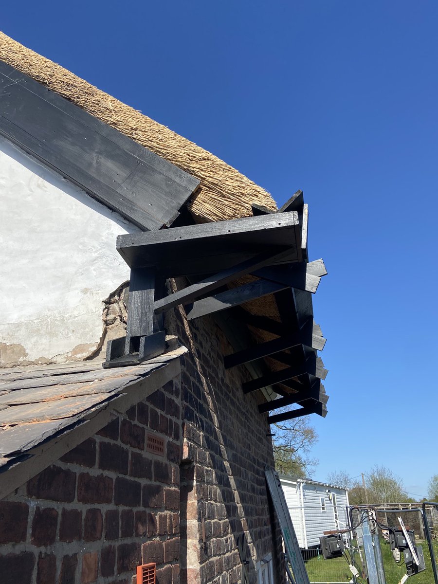 masterthatcher2's tweet photo. The roof near #Pickmere is complete with its #HeathRobinson gutter arrangements. #Thatching in #Cheshire. https://t.co/QKCq8fJBGd