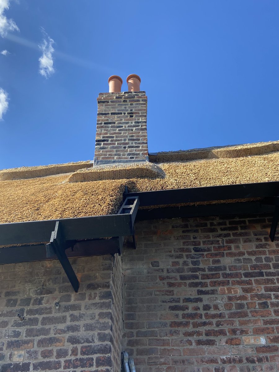 masterthatcher2's tweet photo. The roof near #Pickmere is complete with its #HeathRobinson gutter arrangements. #Thatching in #Cheshire. https://t.co/QKCq8fJBGd