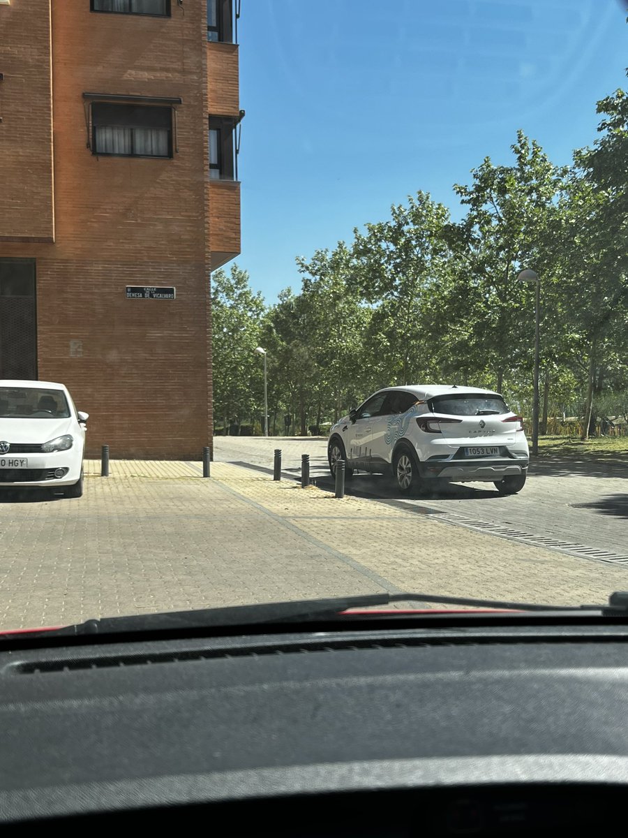 BernardaDelVal's tweet photo. Vehículo sin distintivo de urgencia ni emergencia.
Suerte ha tenido de la no presencia de @policiademadrid por la zona. Ahora bien, ¿por qué no estaciona como el resto de turismos? @AlmeidaPP_ … ⁉️ https://t.co/pn9WpHBYFQ