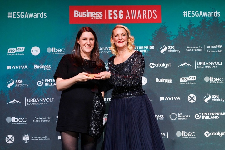 Congrats to <a href="/Iseultw/">Iseult Ward</a> 'CEO &amp;C-Founder' at <a href="/FoodCloud/">FoodCloud</a>  winner of ESG Leader Award.🏆
Presented by <a href="/tracey_carney/">Tracey Carney</a>  from Business and Finance.
#ESG23