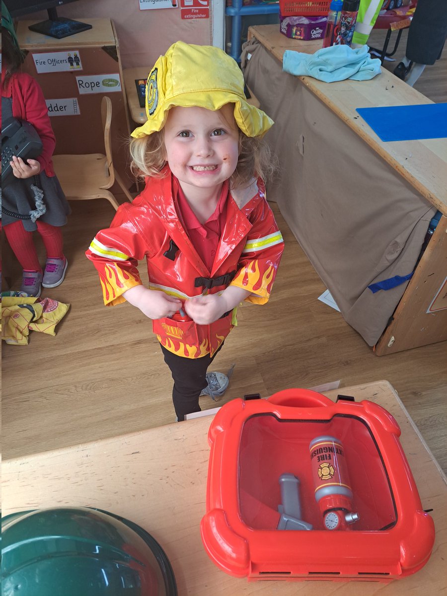 PDCS_EYandRec's tweet photo. We all loved using the VR goggles today to find out about fire engines that firefighters use when they are going to an emergency!๐ฅ๐๐ฉโ๐๐จโ๐
#learningfromdisasters
@HeadPdcs
@PDCSPrimary https://t.co/RMxCIO5S5r