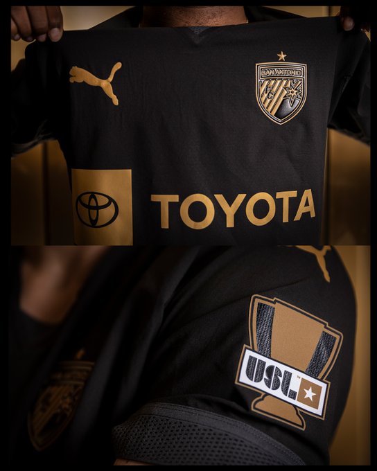 TheStrikerNews's tweet image. 👀🏆 𝘾𝙖𝙢𝙥𝙚𝙤𝙣𝙚𝙨 𝙆𝙞𝙩 🏆👀

SAFC have dropped this limited edition new jersey to honor their 2022 #USLC title. 

What we thinking?