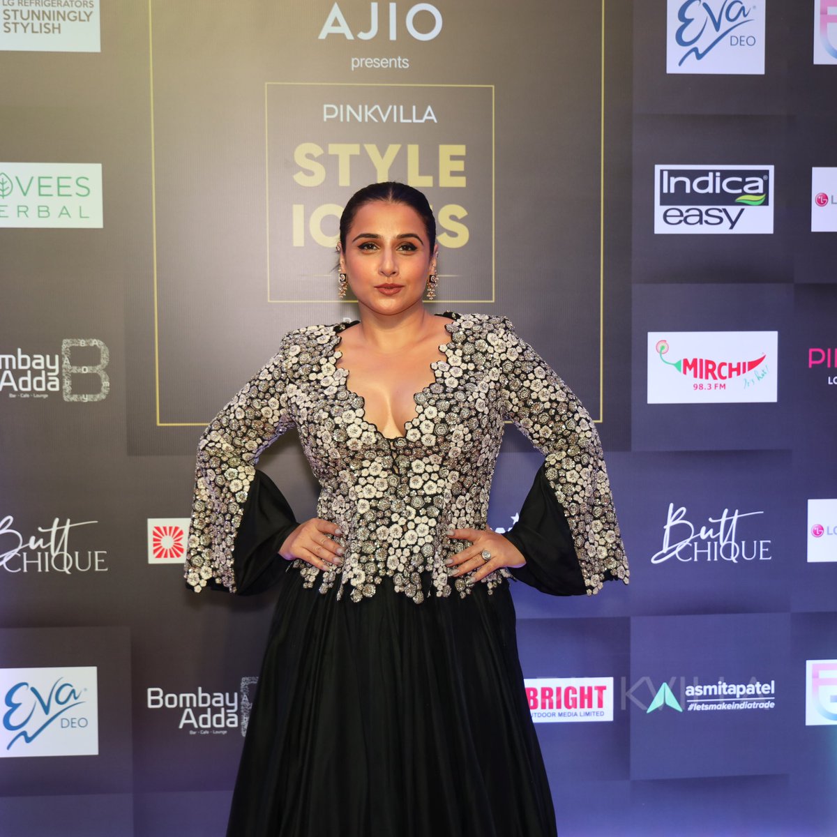 PinkvillaSouth's tweet photo. Gorgeousness Vidya Balan in Black outfit at the Pinkvilla Style Icons 2! 😍
@AJIOLife @LGIndia @reelstario
#Pinkvilla #PinkvillaStyleIcons2 #PinkvillaStyleIcons #PSI2 https://t.co/2h0jvS0DIt