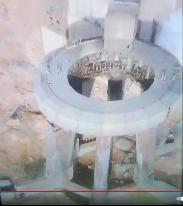 REZGEZ1's tweet photo. @NASASpaceflight @Erdayastronaut @FelixSchlang @elonmusk 
Flame diverter? https://t.co/PEUlrfPEi5
