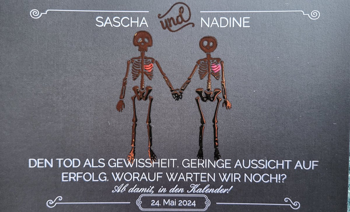 Sascha0179's tweet photo. Die #SaveTheDate Karten sind gekommen 😍💪🏻🥳
Na, woher stammt der Spruch? 🤭
#Hochzeit #Verlobung #Planung #EsWirdErnst #UnserHumor #HochzeitskartenWerdenSeriöser https://t.co/LIOM1ue5eb