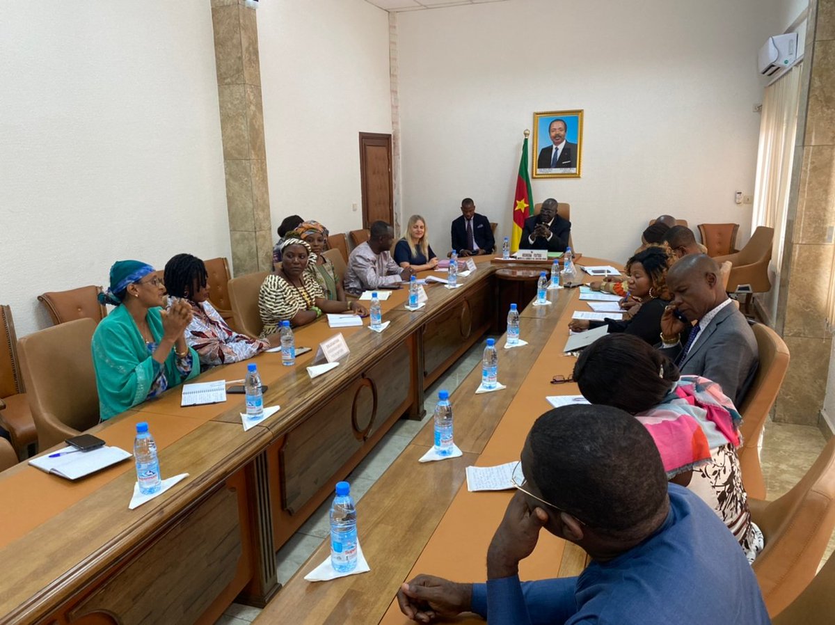 FESKamerun's tweet image. Visit to the Ministry of Youth and Civic Education 

Yesterday, 19-03-2023, representatives of the National Women’s Convention for Peace in Cameroon and the Friedrich Ebert Stiftung (FES) Team paid a courtesy call to the Ministry of Youth and Civic Education @Minjec00237 . 1/3