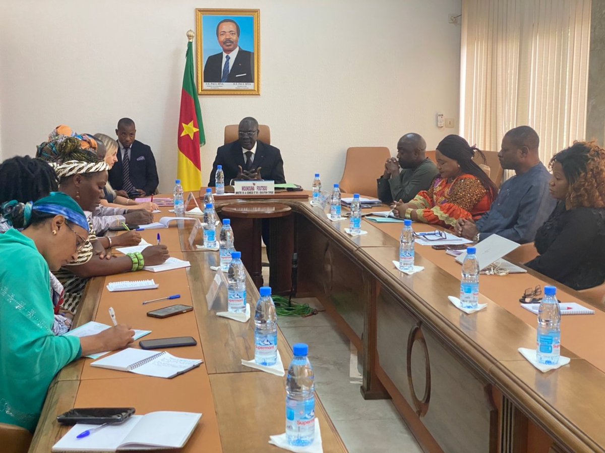 FESKamerun's tweet image. Visit to the Ministry of Youth and Civic Education 

Yesterday, 19-03-2023, representatives of the National Women’s Convention for Peace in Cameroon and the Friedrich Ebert Stiftung (FES) Team paid a courtesy call to the Ministry of Youth and Civic Education @Minjec00237 . 1/3