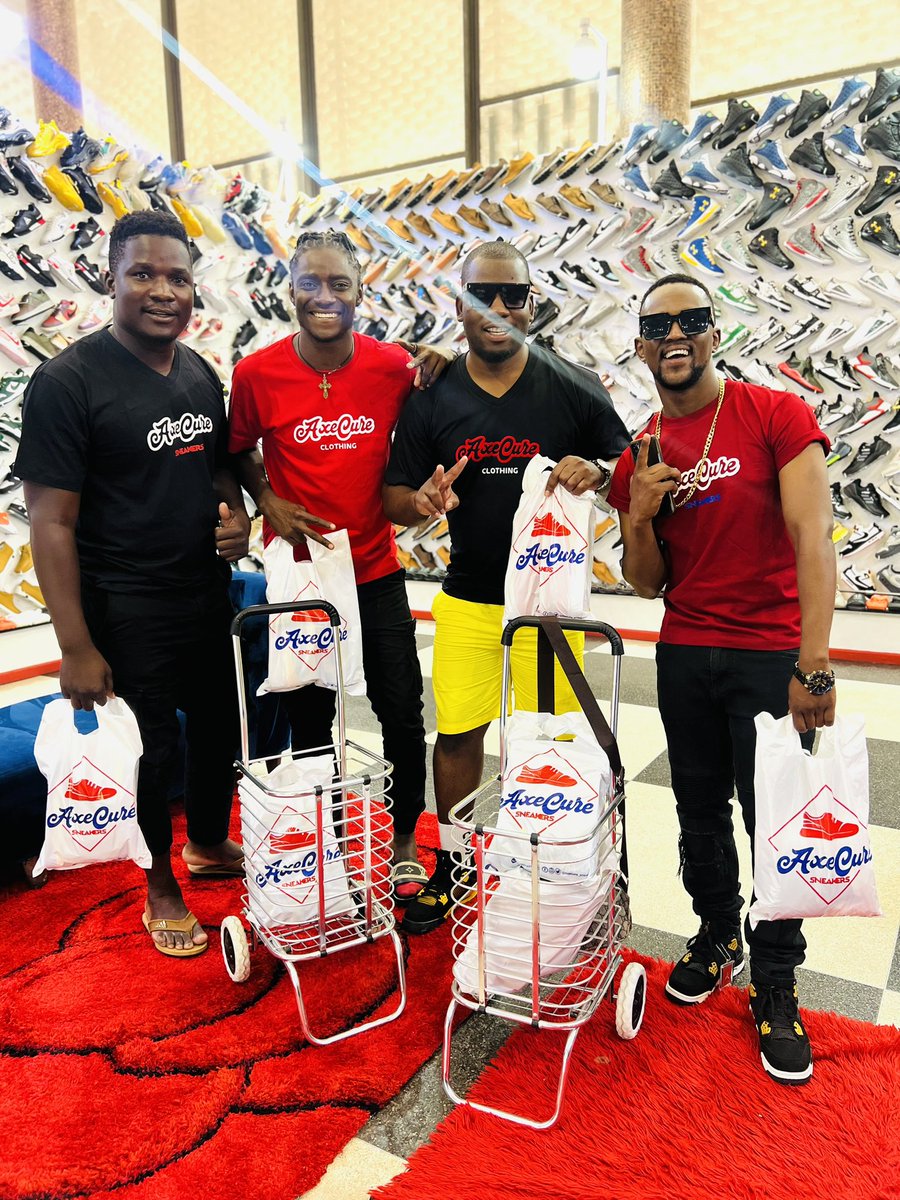 Axecure_sneaker's tweet photo. Maswerasei 😅 fam 🫶Drop time and location yawasangana ne this tweet timbokutevera 🇿🇼🇿🇼
Me: Pashop 17:05
#happyclient 🔥 Today I met @Zolaskovatsay from Botswana 🇧🇼akaimba a song na Dhuterere yekuti #HAMEN haa dzatenga wena.thank you so much brother man 🙏 for supporting ❤️😩 https://t.co/xn1sirbqKo