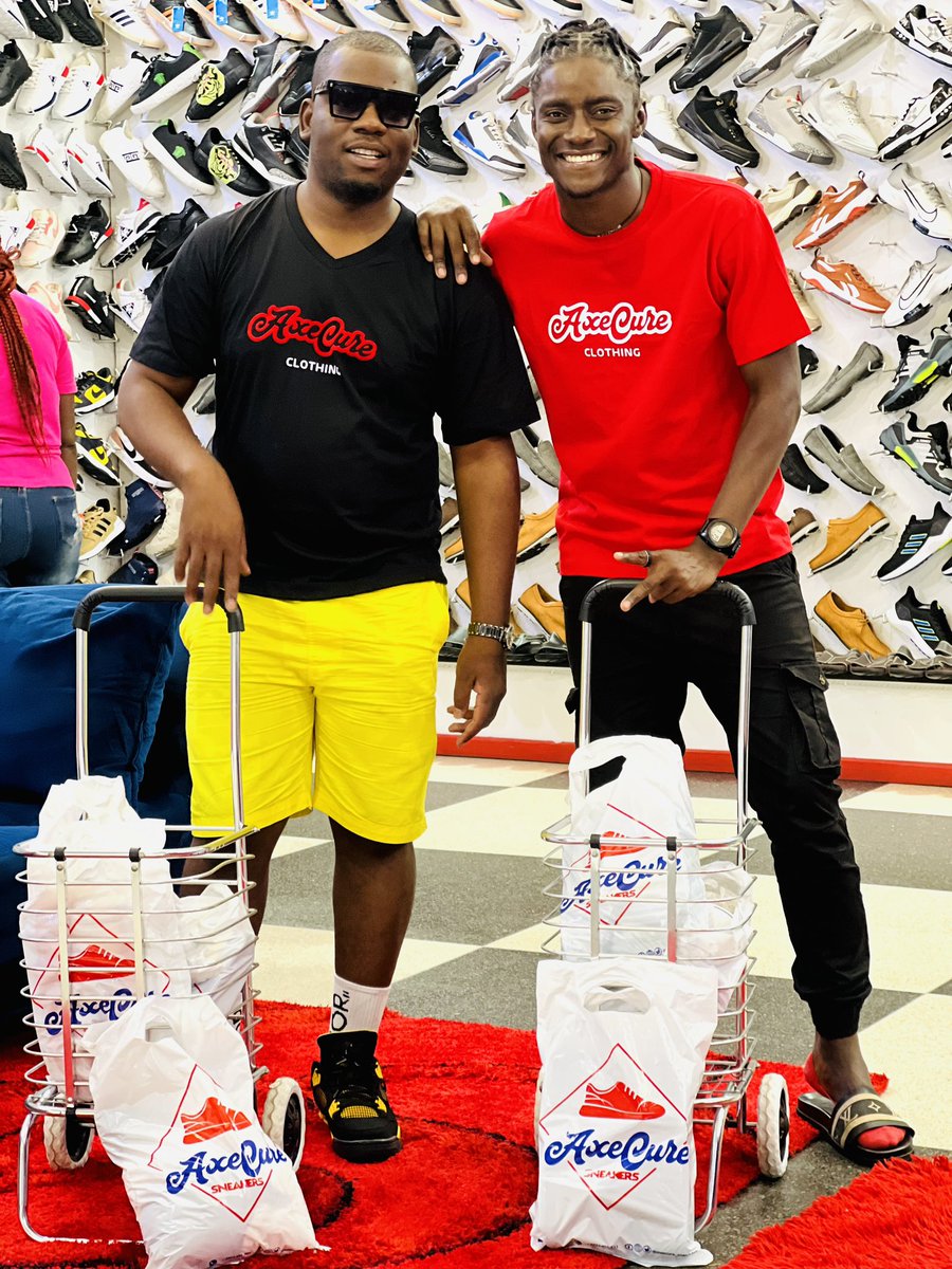 Axecure_sneaker's tweet photo. Maswerasei 😅 fam 🫶Drop time and location yawasangana ne this tweet timbokutevera 🇿🇼🇿🇼
Me: Pashop 17:05
#happyclient 🔥 Today I met @Zolaskovatsay from Botswana 🇧🇼akaimba a song na Dhuterere yekuti #HAMEN haa dzatenga wena.thank you so much brother man 🙏 for supporting ❤️😩 https://t.co/xn1sirbqKo