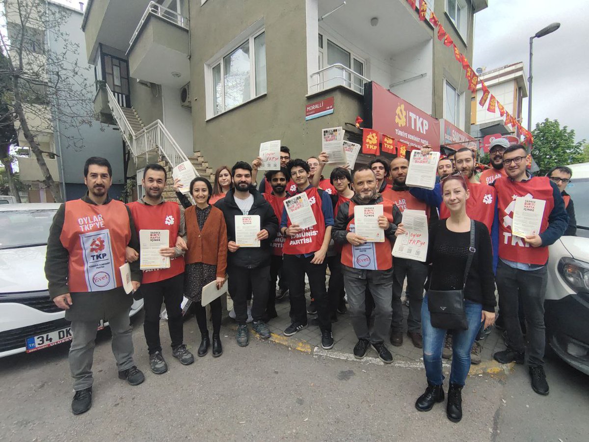 İstanbul 1. Bölge Milletvekili adaylarımız <a href="/ozgekundakci/">Özge Kundakçı</a>, <a href="/HilalAtas__/">Hilâl Ataş</a> ve <a href="/mahiradiguzel/">Mahir Adıgüzel</a> ile birlikte Pendik köprüsü, Bahçelievler ve Sapanbağlarında seçim bildirilerimizi halkımıza ulaştırdık.
<a href="/istanbul_tkp/">TKP - İstanbul</a>