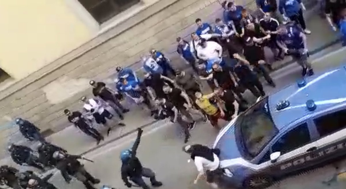 TgrRaiToscana's tweet photo. Contatto tra la polizia e i tifosi del #LechPoznan. I polacchi pretendevano di andare a piedi verso lo stadio Franchi, mentre dal centro di Firenze erano state organizzate delle apposite navette. #SeguiTgr @TgrRai https://t.co/INpsufm2oT