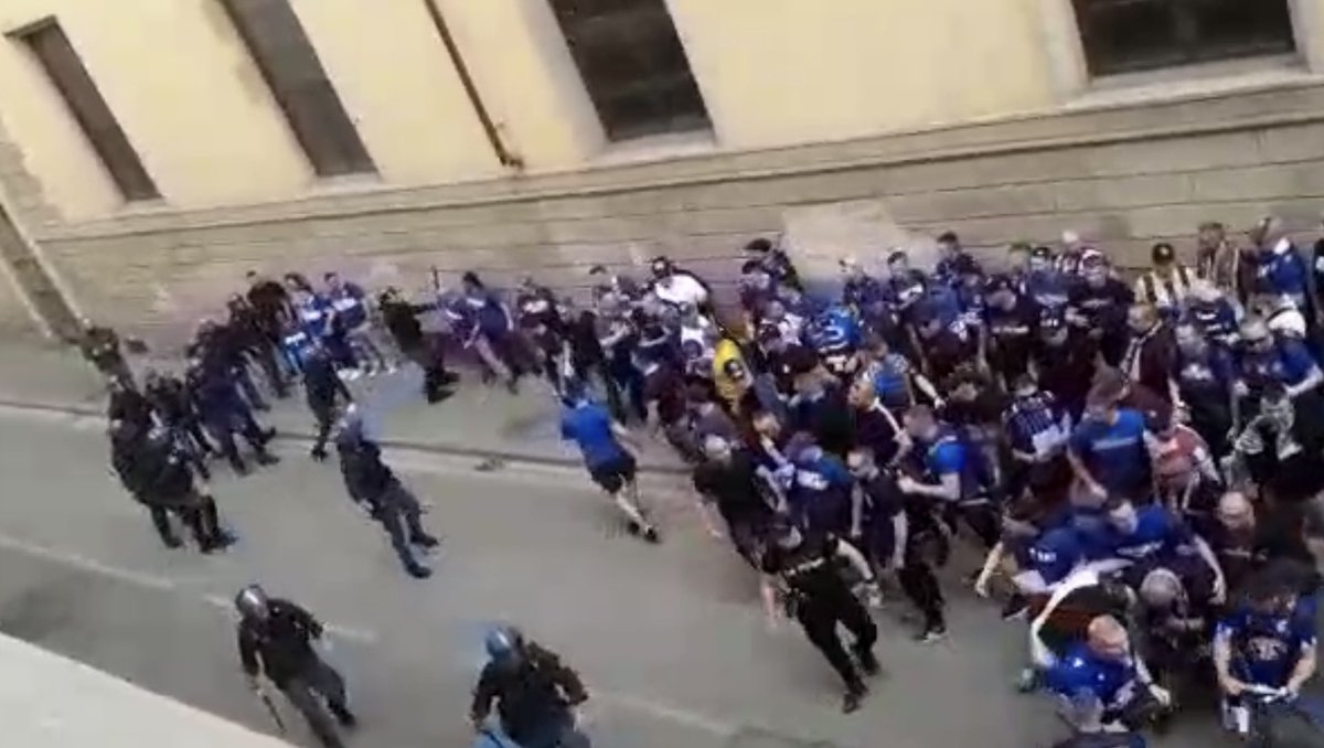 TgrRaiToscana's tweet photo. Contatto tra la polizia e i tifosi del #LechPoznan. I polacchi pretendevano di andare a piedi verso lo stadio Franchi, mentre dal centro di Firenze erano state organizzate delle apposite navette. #SeguiTgr @TgrRai https://t.co/INpsufm2oT