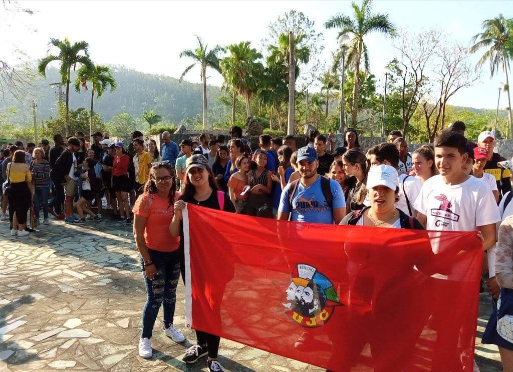 Junto a un grupo de estudiantes universitarios celebramos en #PinardelRío el centenario del científico y  explorador Antonio Núñez Jiménez.<a href="/DiazCanelB/">Miguel Díaz-Canel Bermúdez</a> <a href="/AbelPrieto11/">Abel Prieto</a>