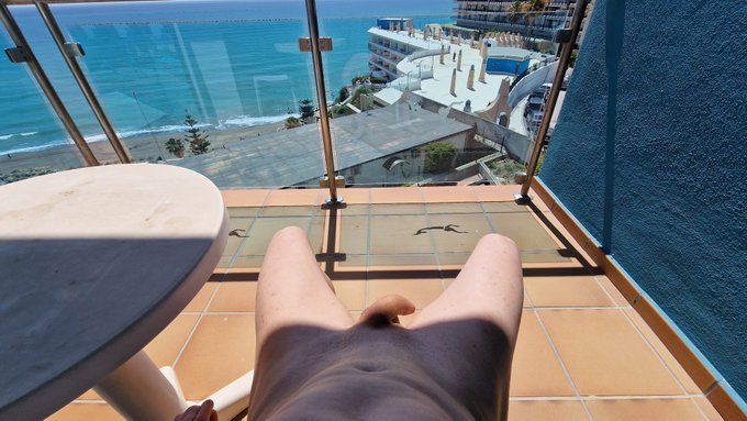 Je me repose un peu, #maqueue a tout donn&eacute; 💦💦 Tu appr&eacute;cies la vue que j'ai de mon balcon?  @maqueuecom<a href="/tag/maqueue"class="tags">#maqueue</a>